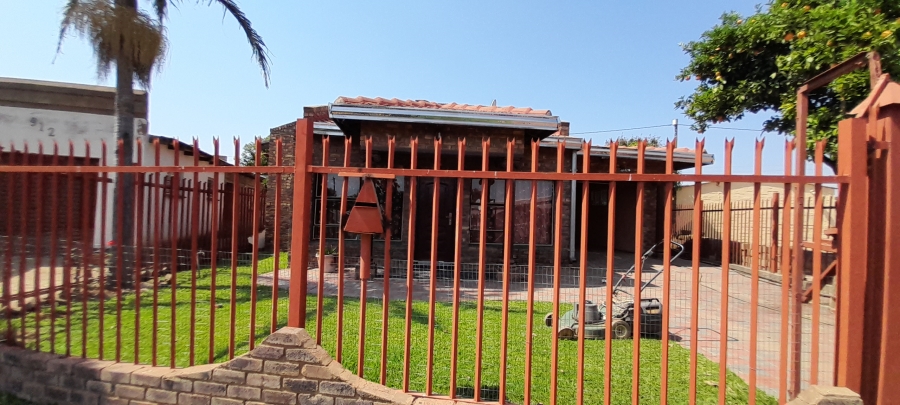 To Let 2 Bedroom Property for Rent in Lethlabile North West